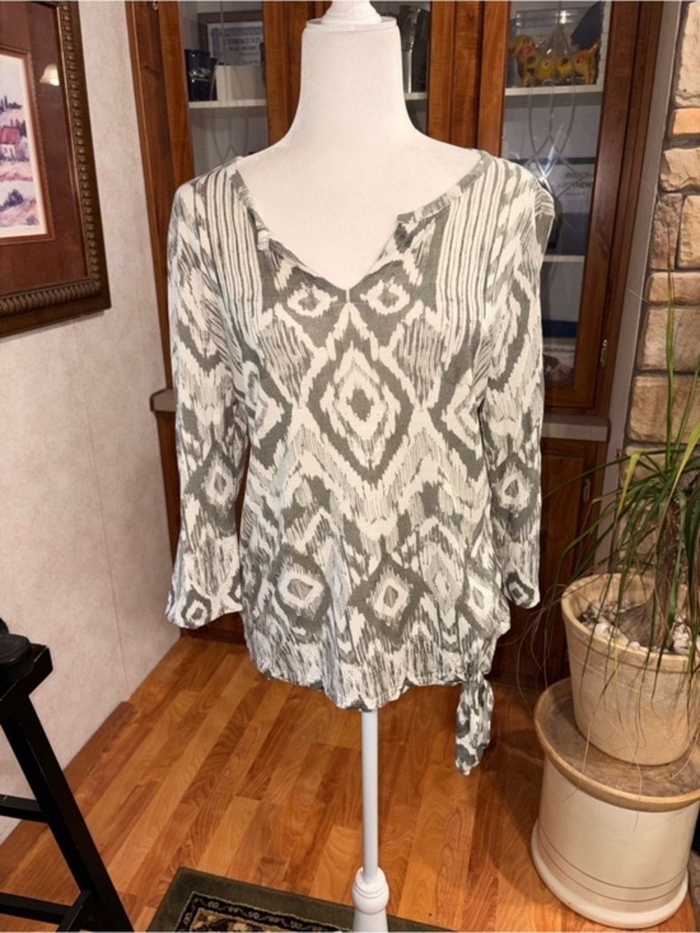 Chicos size 2 size large white and gray 3/4 length sleeve v/neck side tie knot